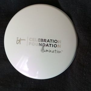 It Cosmetics Celebration Foundation Illumination Powder Foundation in Tan
